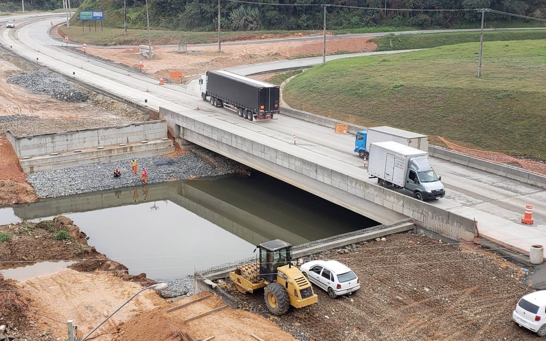 Transporte de vigas para obra na Rodovia dos Minérios afeta o trânsito