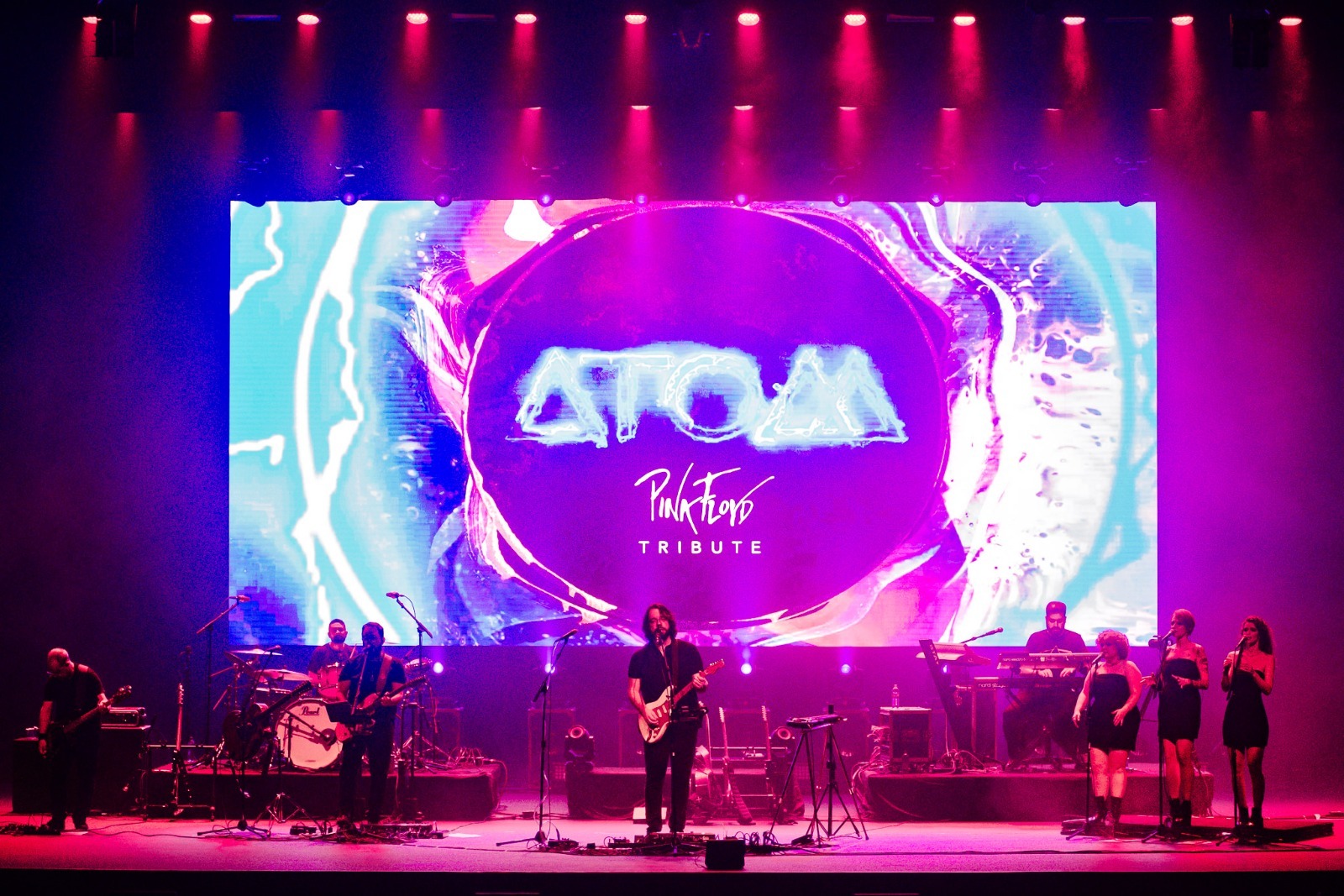 A banda ATOM Pink Floyd durante performance da turnê “Wish You Were Here – 50 Anos”, que chega ao Teatro Positivo nesta sexta-feira (16) Foto: Divulgação